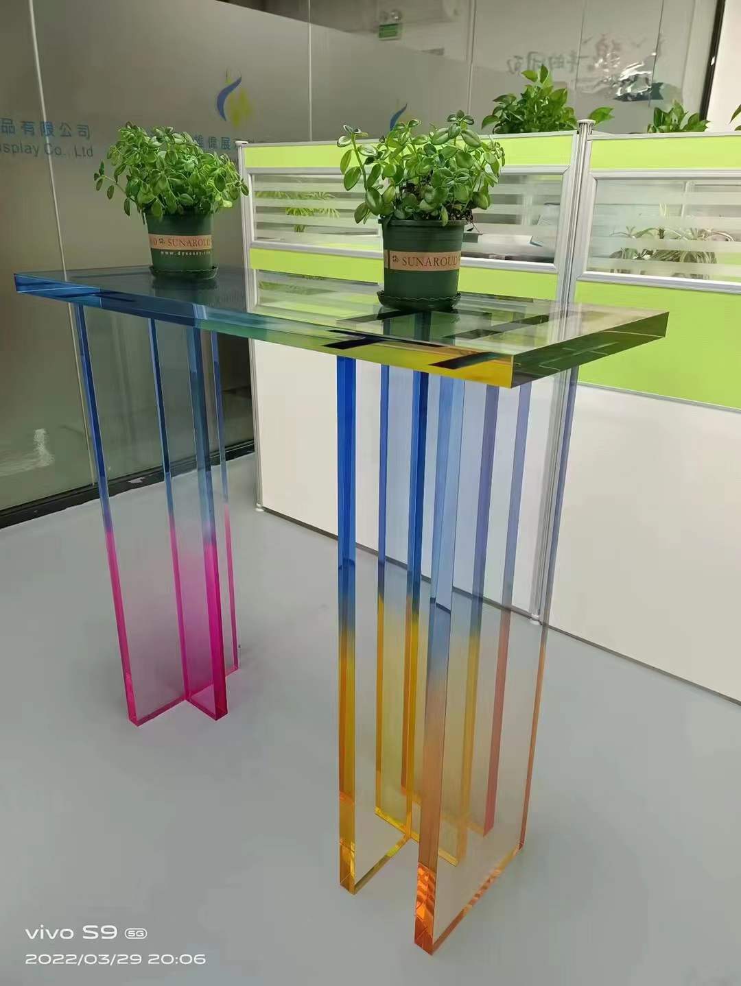 Farverigt akryl dekorationsbord